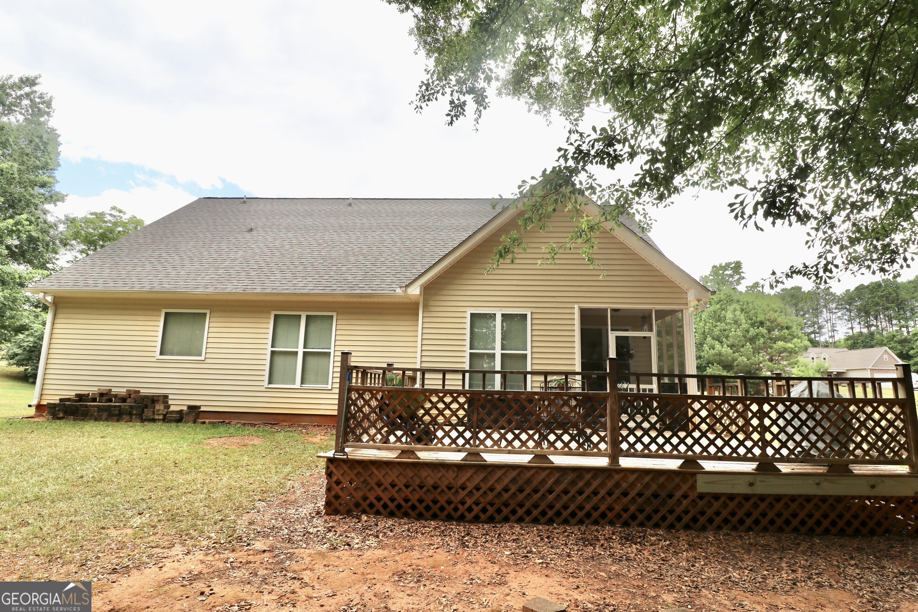 190 Roundtree Way Williamson, GA 30292 - Photo 62 of 73 a front view of a house with a garden