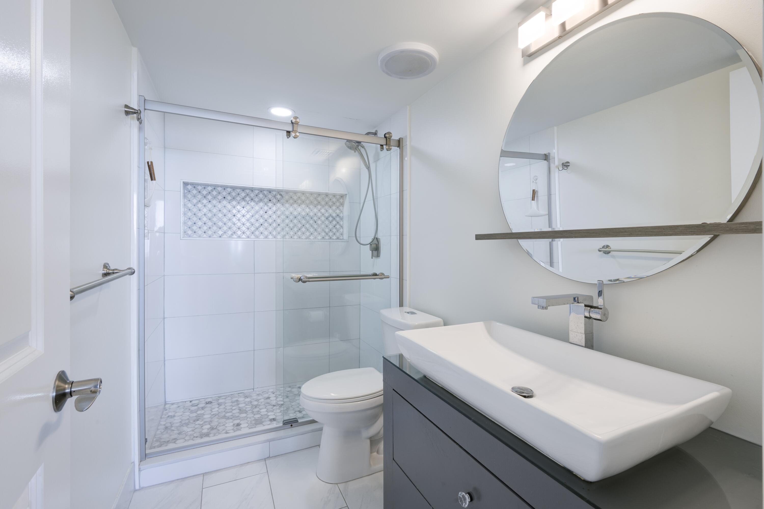 5600 North Flagler Drive, Unit 1207 West Palm Beach, FL 33407 - Photo 14 of 32 a bathroom with a sink a toilet and shower