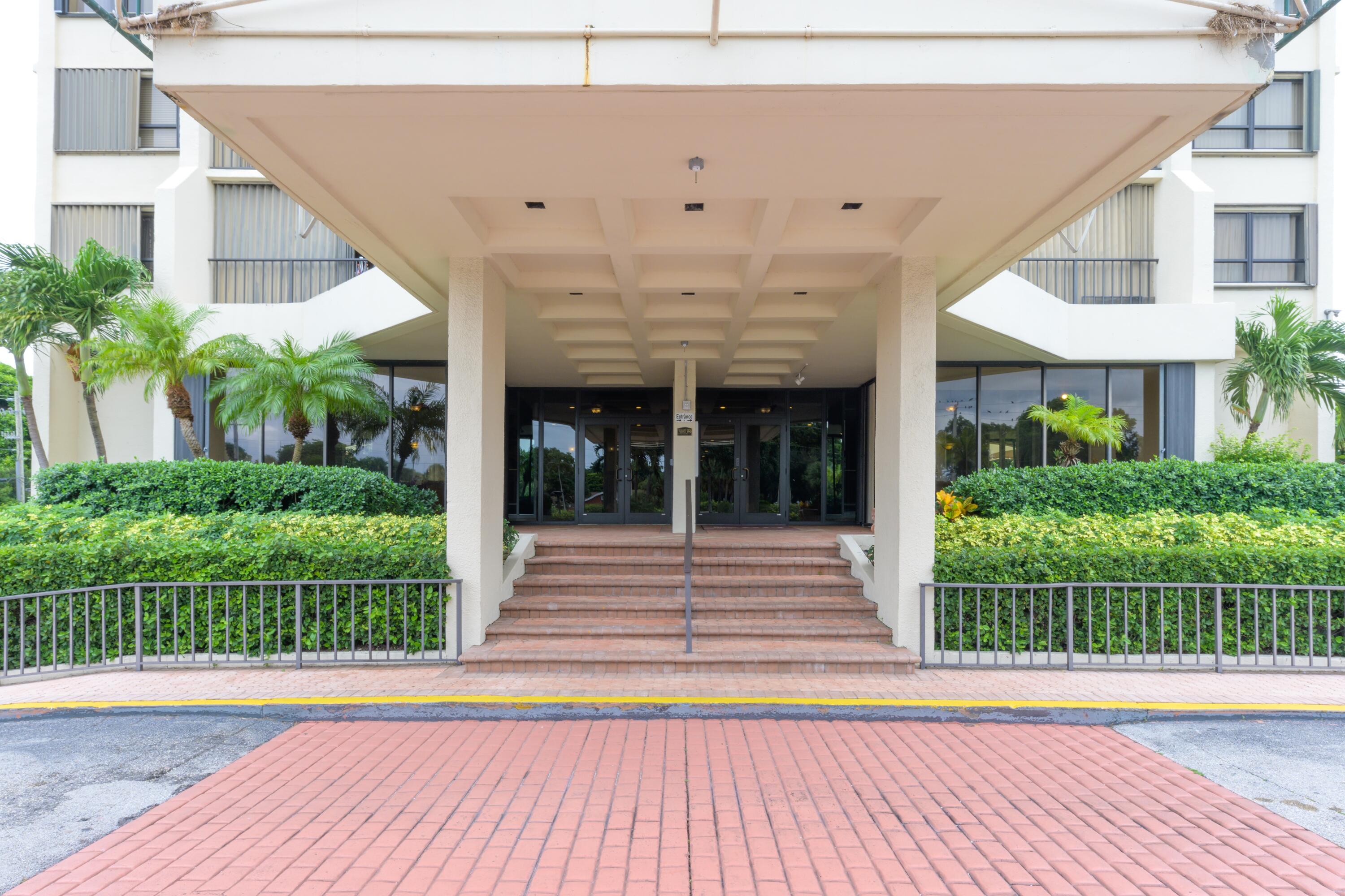 5600 North Flagler Drive, Unit 1207 West Palm Beach, FL 33407 - Photo 22 of 32 a view of a house with a balcony