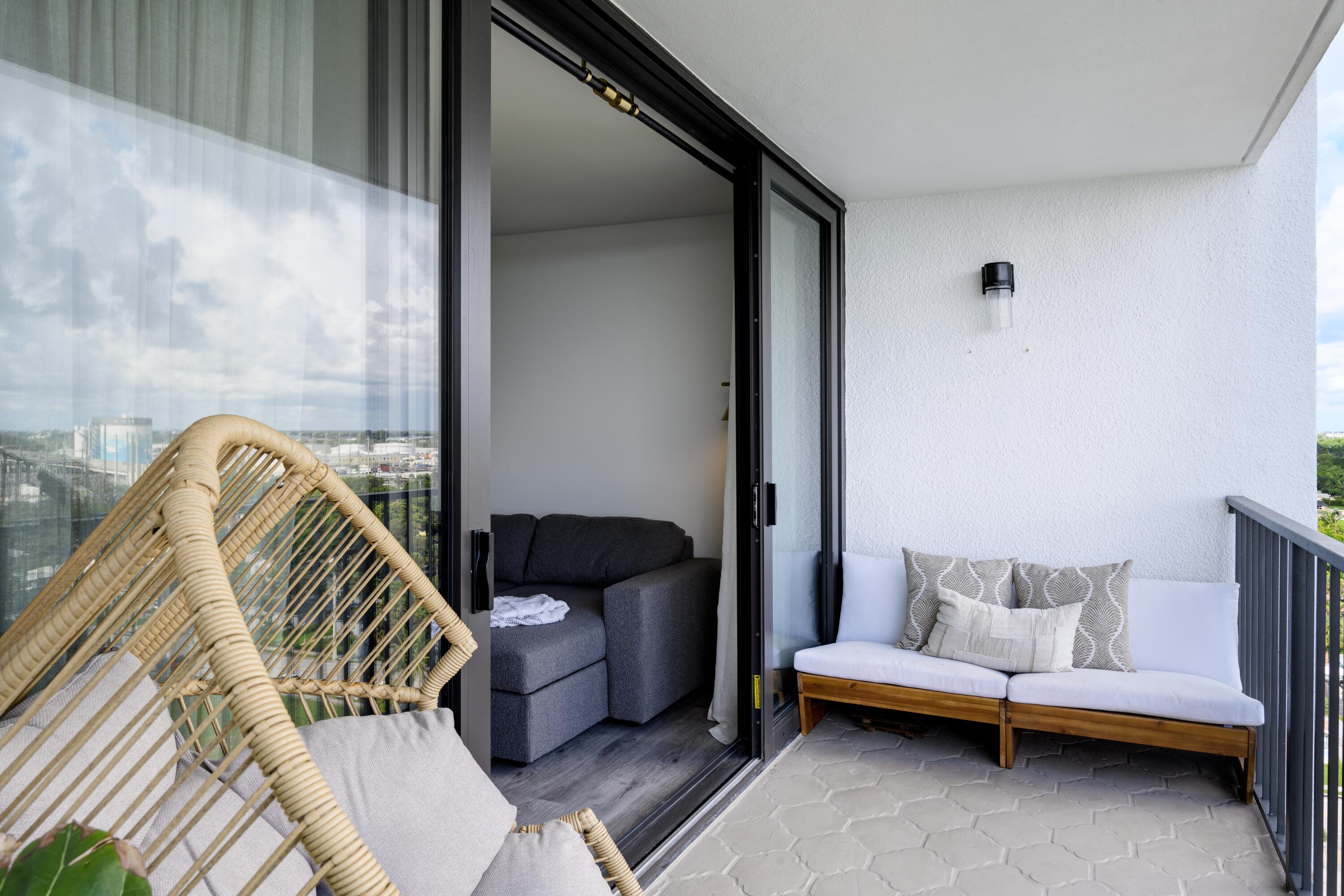 5600 North Flagler Drive, Unit 1207 West Palm Beach, FL 33407 - Photo 3 of 32 a living room with furniture and a couch