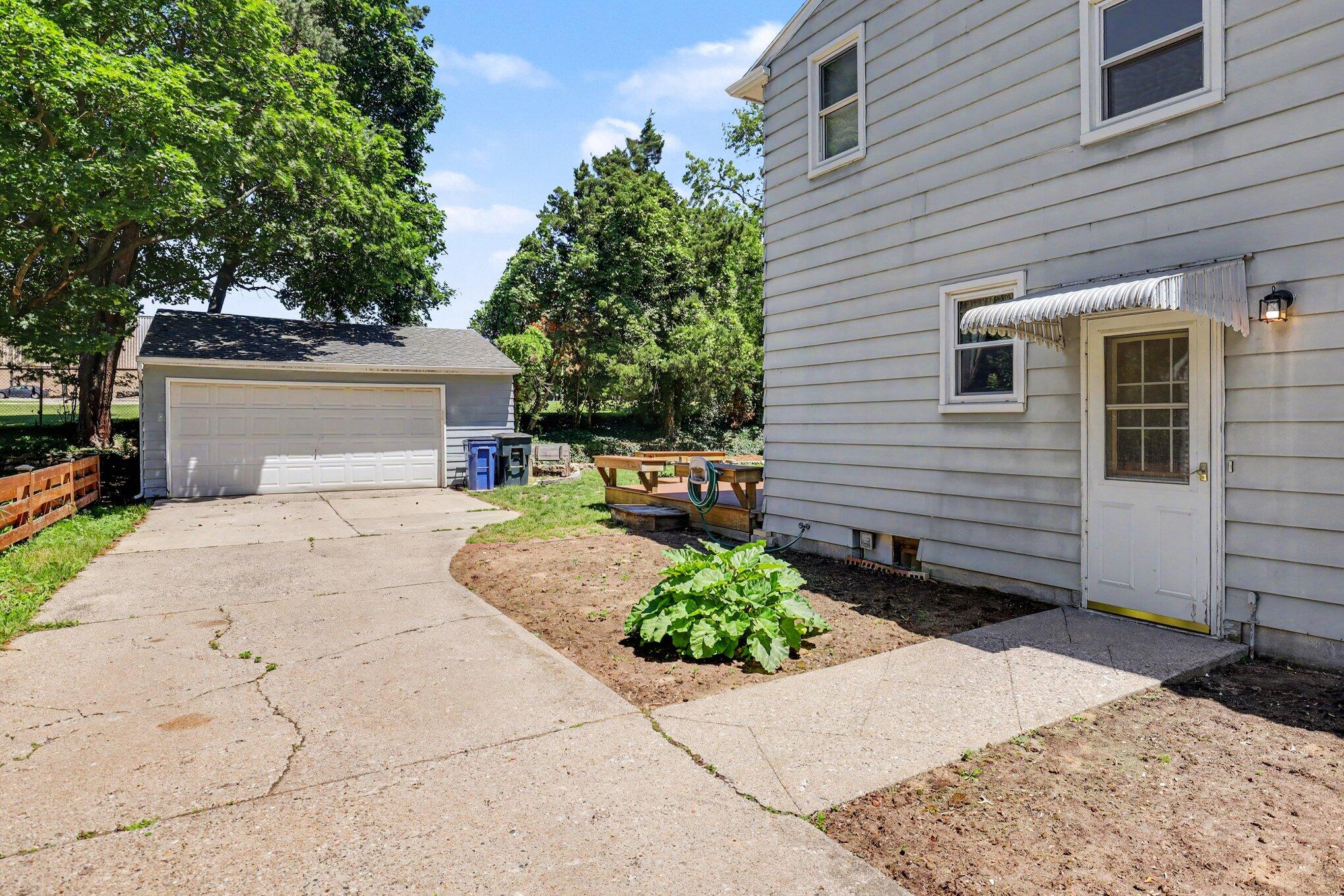 1653 Ridgeview Street Southeast Grand Rapids, MI 49506 - Photo 30 of 30 030_file_8270