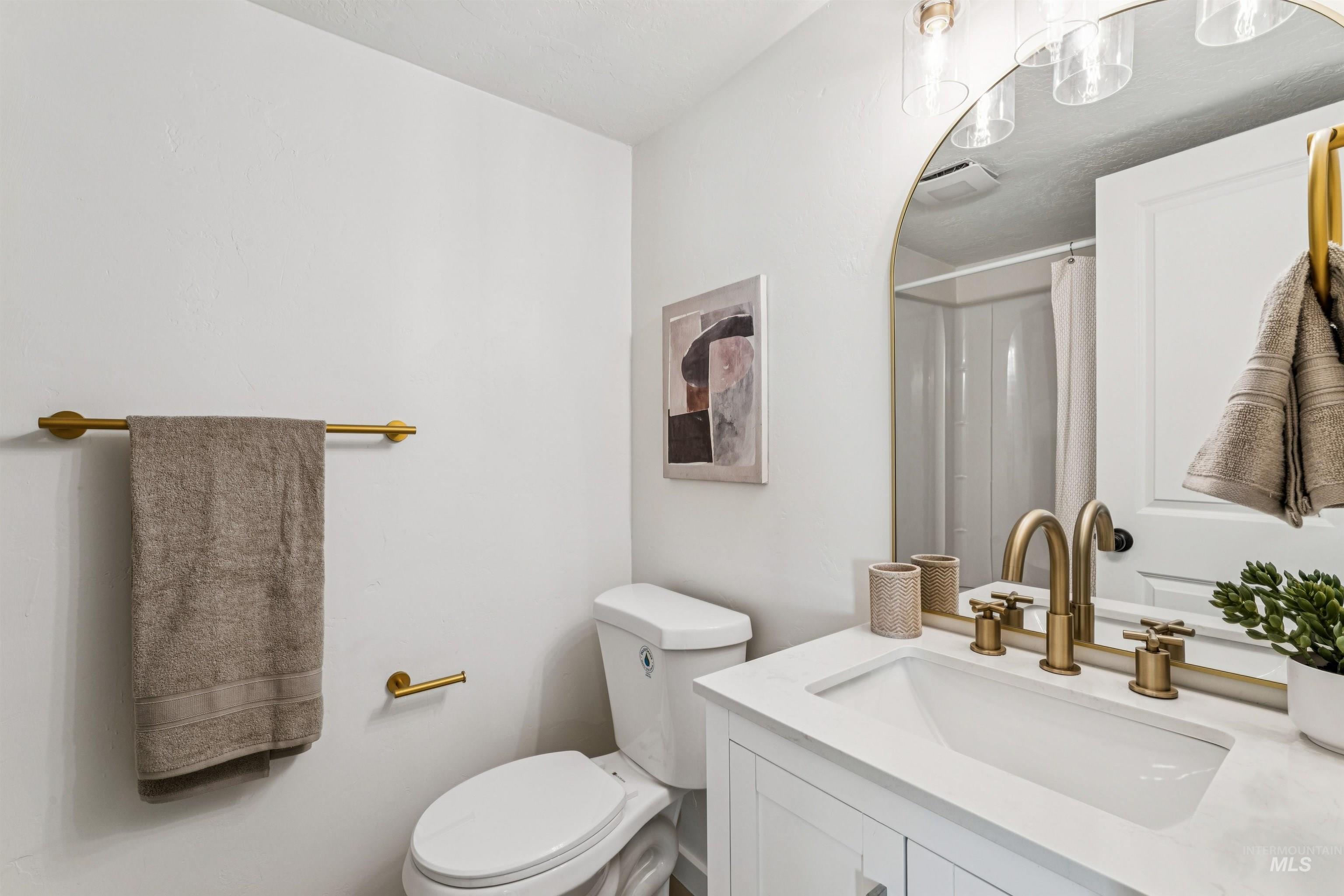 2419 West Hill Road Boise, ID 83702 - Photo 33 of 50 Full bath featuring vanity and curtained shower