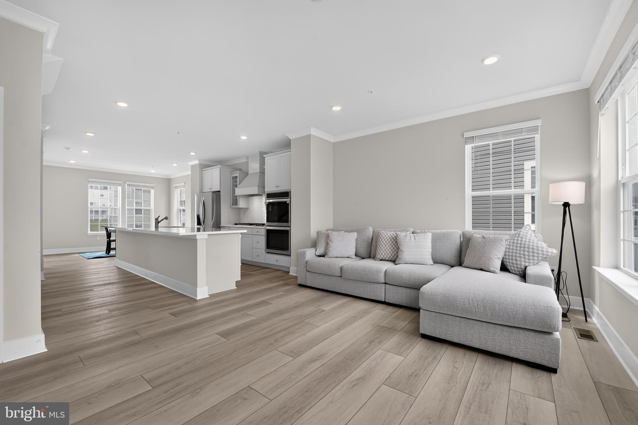 1808 Parham Way Baltimore, MD 21244 - Photo 7 of 31 Spacious modern living area awaits you.