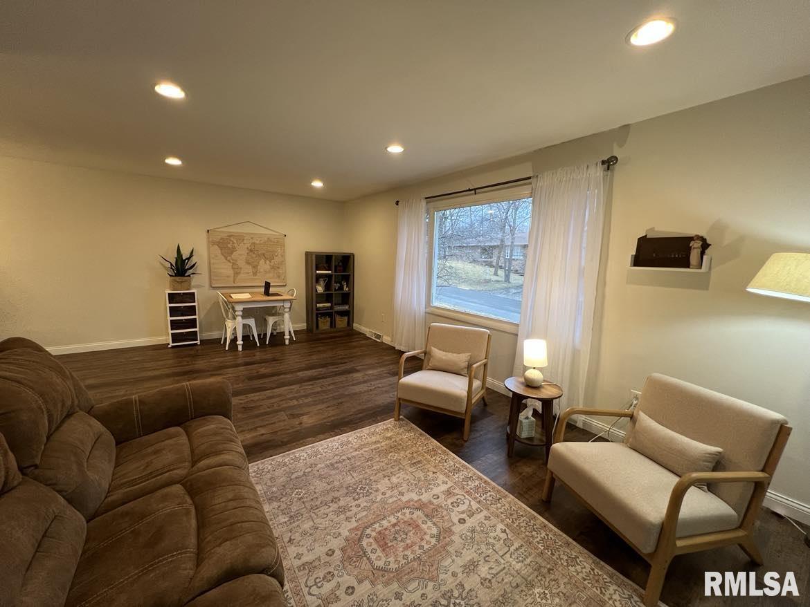 5 West Hickory Bow Macomb, IL 61455 - Photo 9 of 32