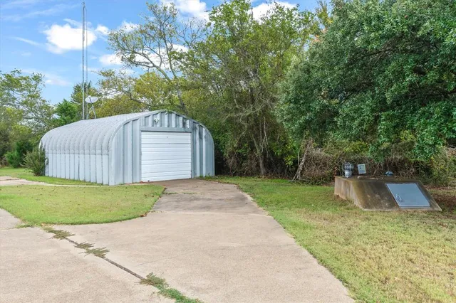 a view of a house with backyard and porch