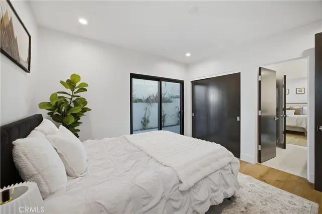 a en suite bathroom with a sink and a mirror