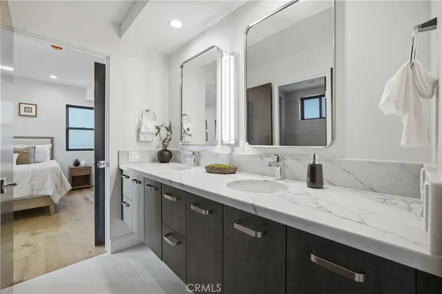 a close up of a bathtub & mirror