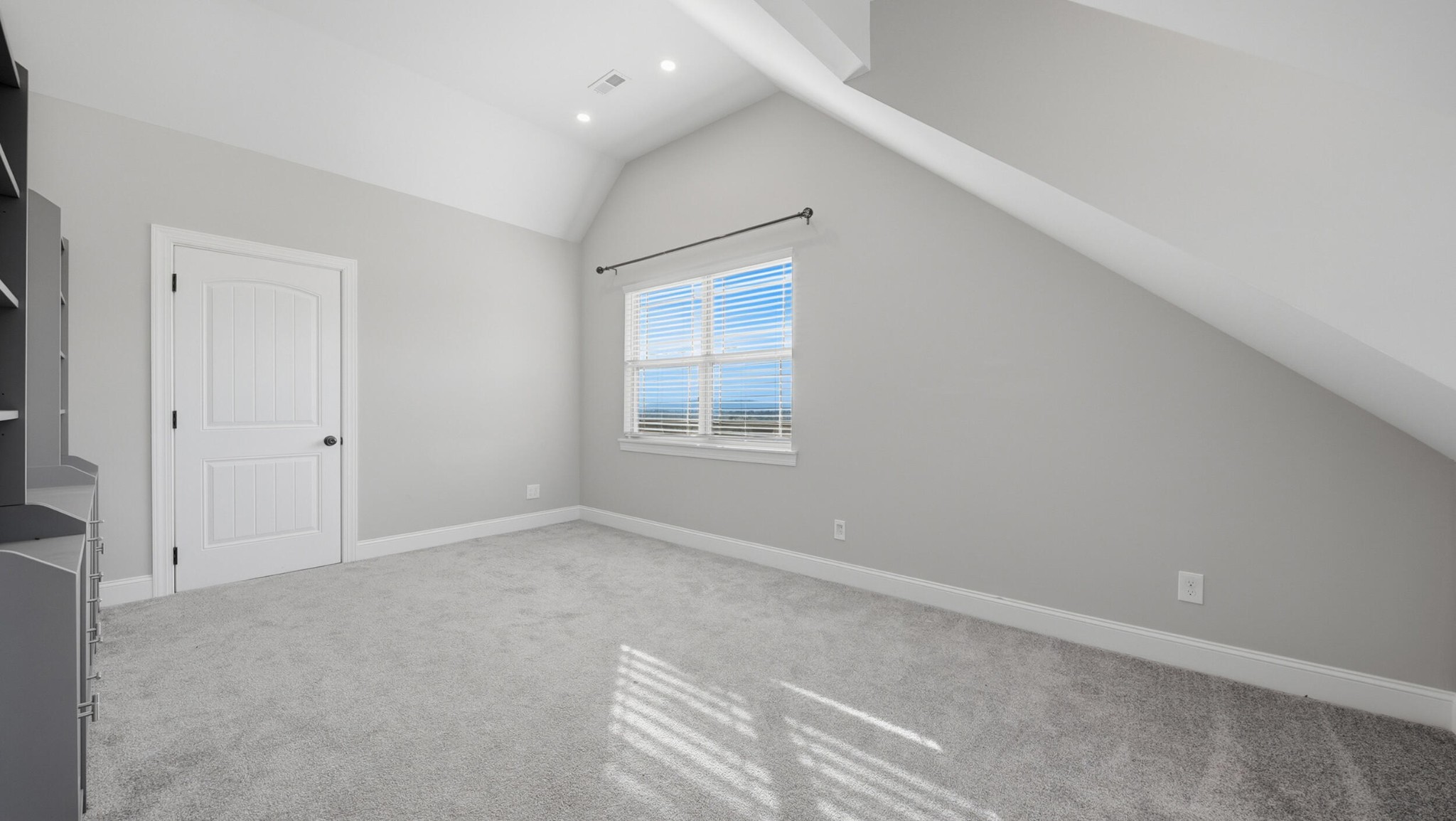 4046 Brock Road Chattanooga, TN 37421 - Photo 47 of 59 an empty room with windows and closet