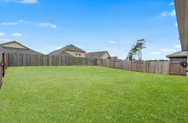 a view of a back yard