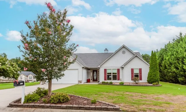 a view of a house with a yard