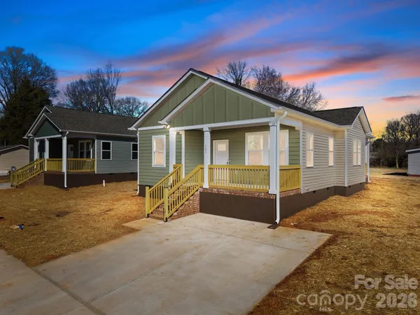 a view of a house with backyard