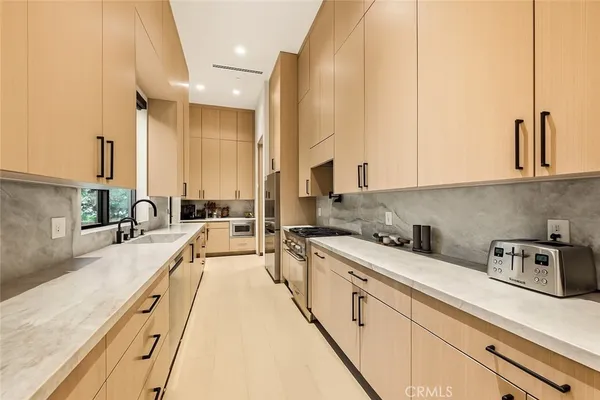 $39,995 | 22924 Erwin Street, Woodland Hills, CA 91367