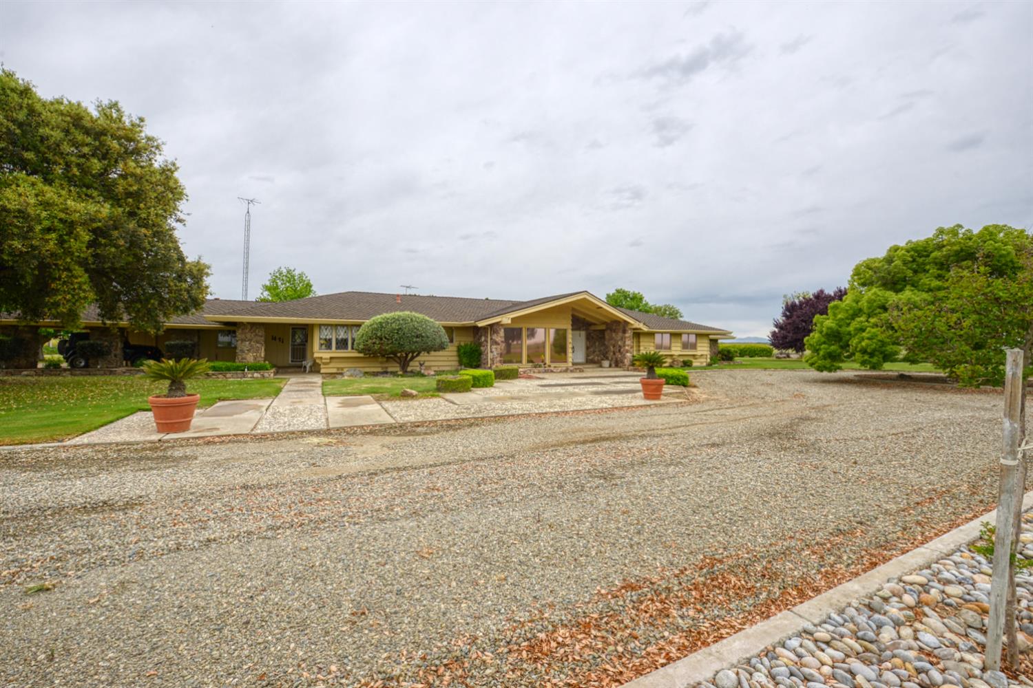 1471 Highway 33 Gustine, CA 95322 - Photo 2 of 57