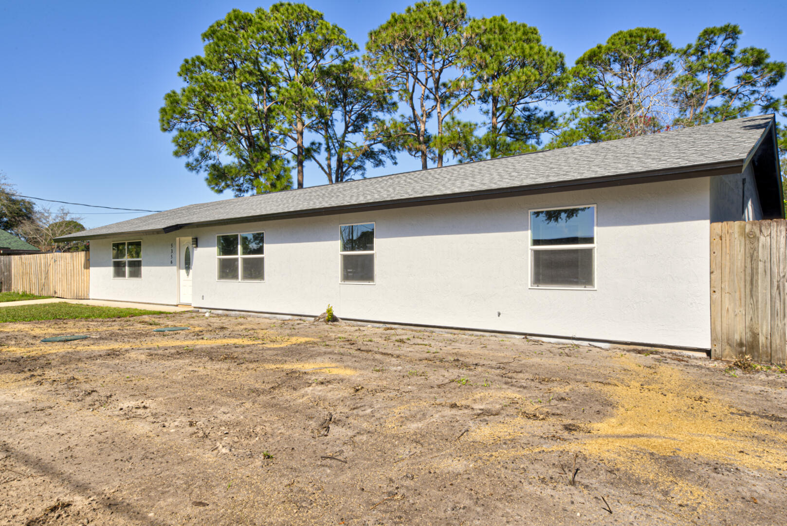 5356 Jamaica Road Cocoa, FL 32927 - Photo 40 of 41 a view of a house with a backyard and tub