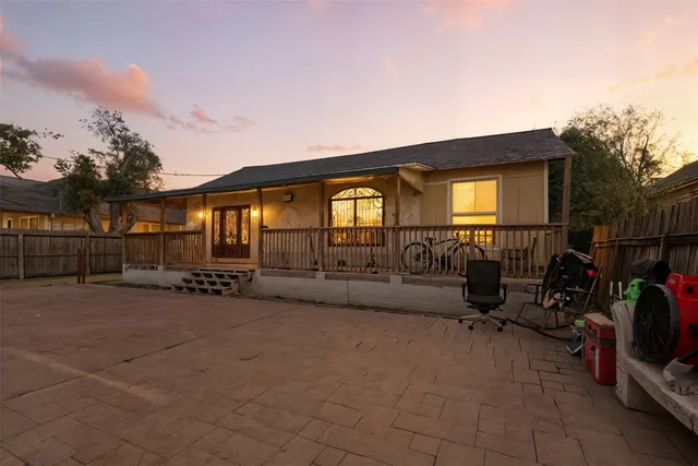 a view of a house with backyard and a area