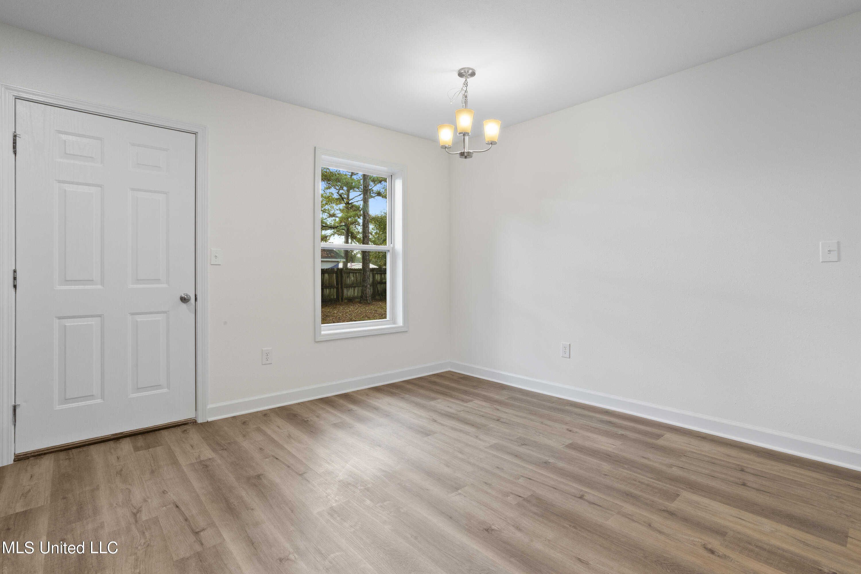 10756 Linohau Way Diamondhead, MS 39525 - Photo 11 of 25 Dining nook