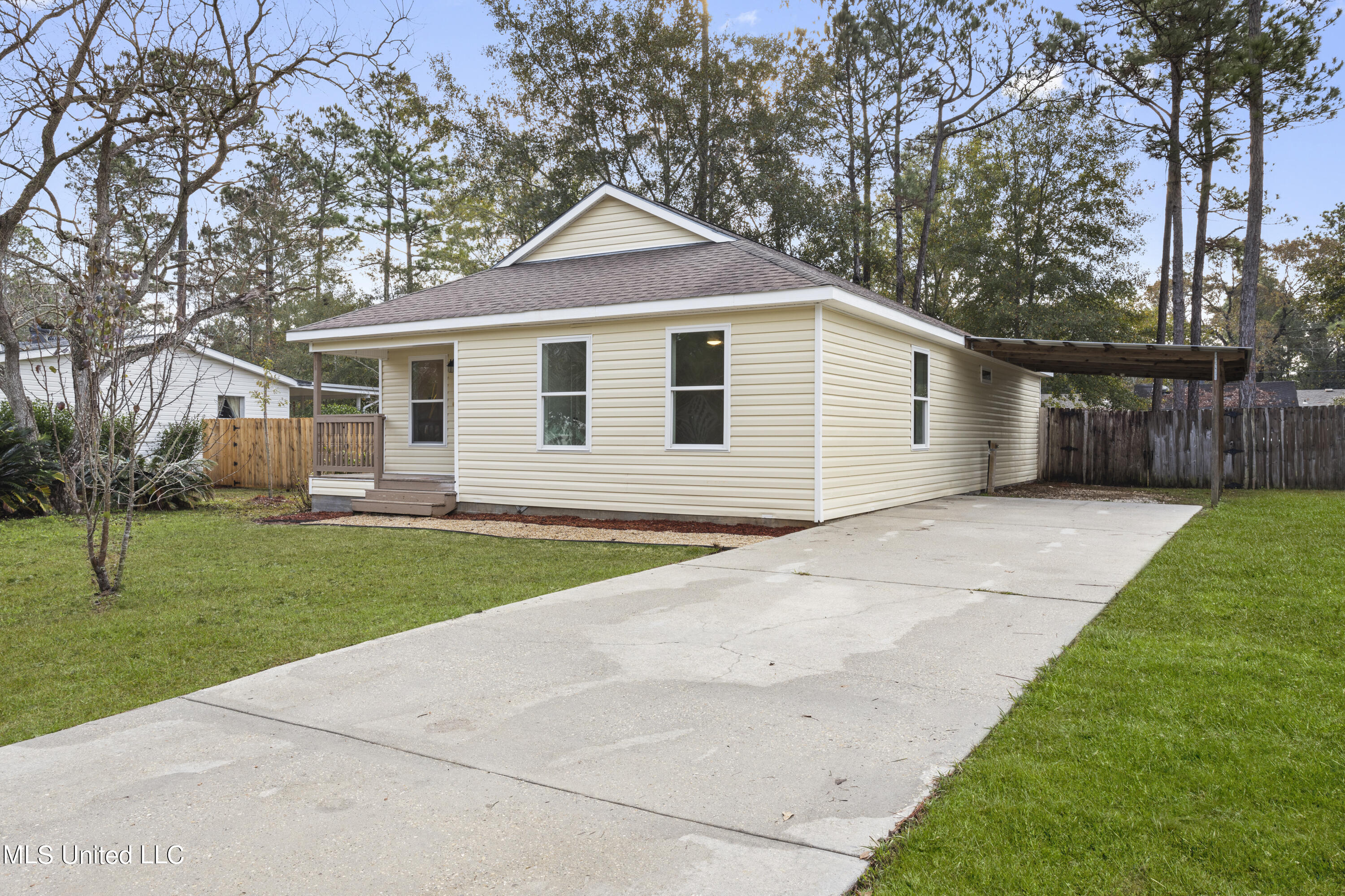 10756 Linohau Way Diamondhead, MS 39525 - Photo 3 of 25 Cottage