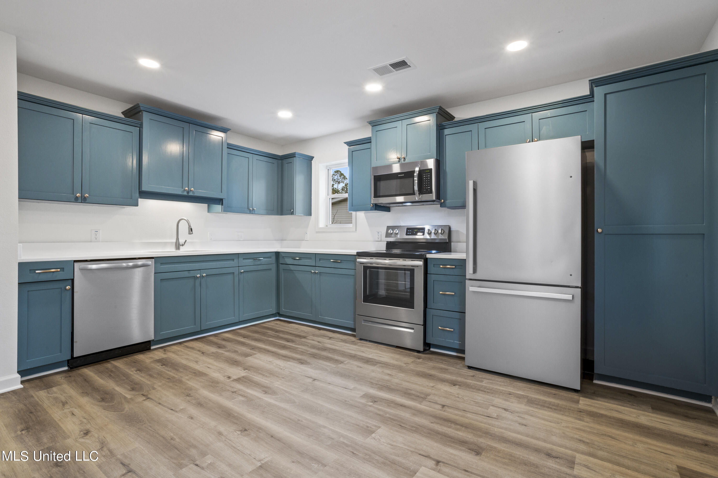 10756 Linohau Way Diamondhead, MS 39525 - Photo 8 of 25 New Kitchen