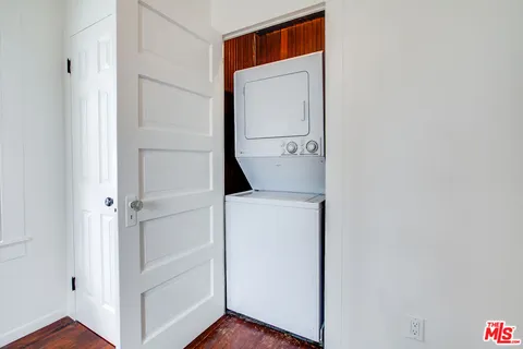 $2,195,000 | 105 Park Place, Venice, CA 90291