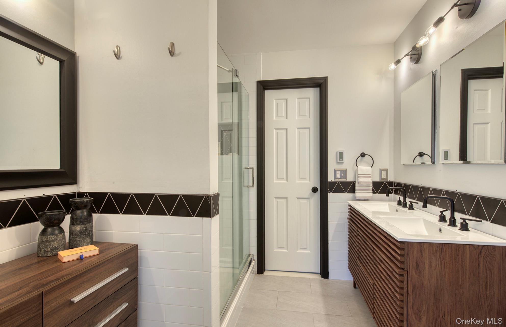 66 Knoll Road Southampton, NY 11968 - Photo 22 of 31 a bathroom with a sink and a mirror