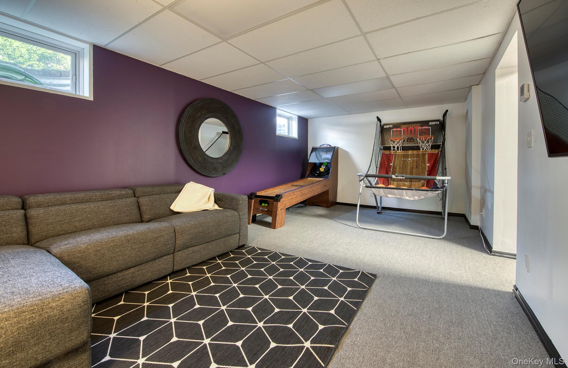 66 Knoll Road Southampton, NY 11968 - Photo 27 of 31 a living room with furniture and a clock