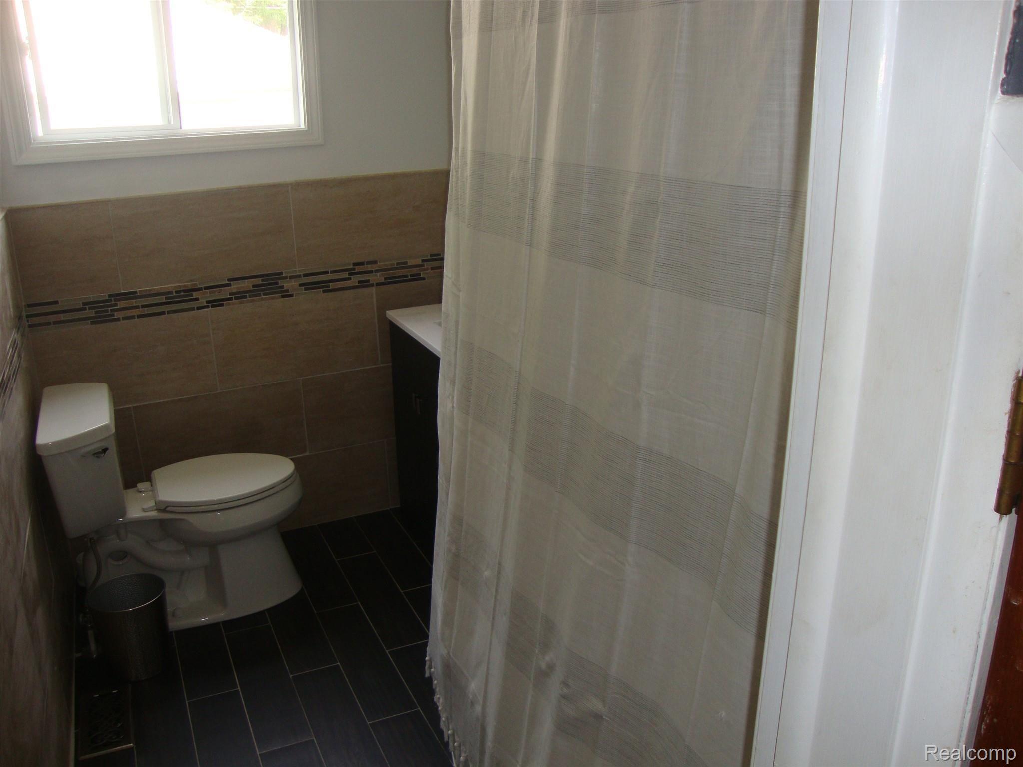 19949 Rensellor Street Livonia, MI 48152 - Photo 4 of 17 061.JPG