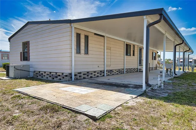 a view of a house with backyard