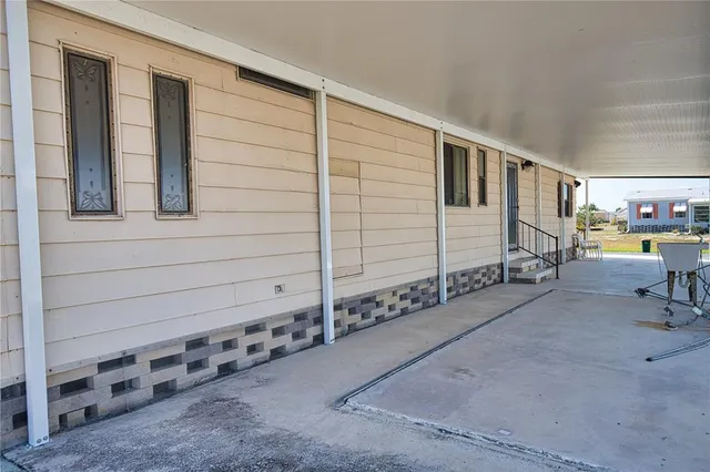 a view of a house with backyard