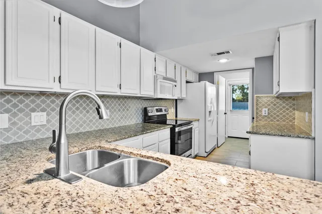 $1,800 | 15 April Village, Conroe, TX 77356