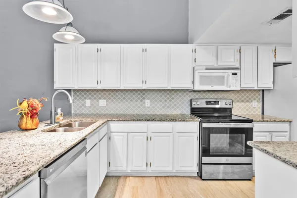 $1,700 | 15 April Village, Conroe, TX 77356