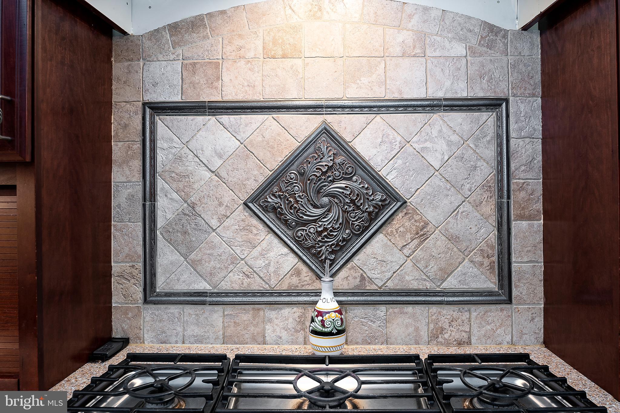 201 West Circle Laurel, MD 20707 - Photo 20 of 62 Kitchen Stove Backsplash