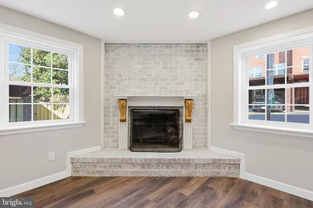 a close up view of a washer and dryer