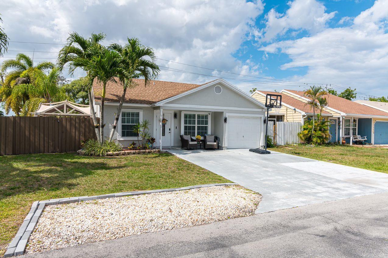 11063 Model Circle East Boca Raton, FL 33428 - Photo 3 of 26 photo-21(1)