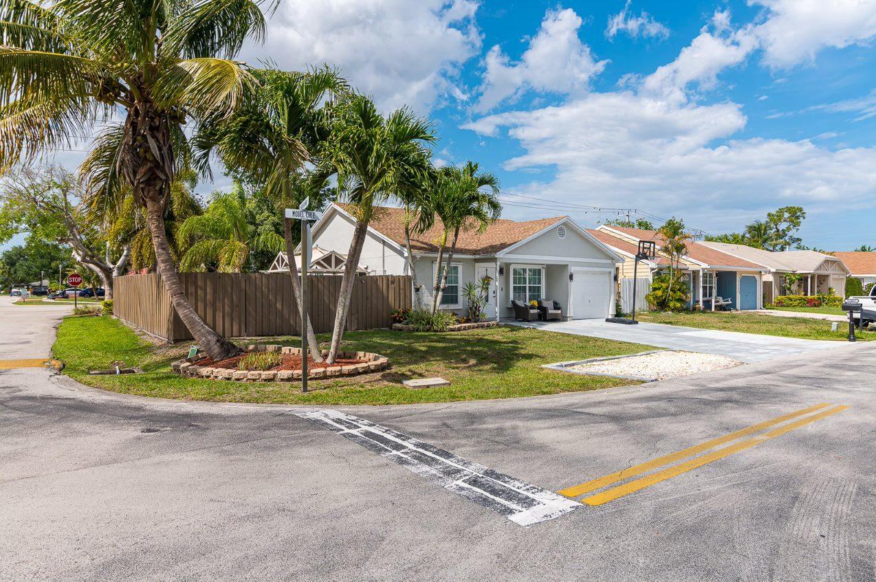 11063 Model Circle East Boca Raton, FL 33428 - Photo 4 of 26 photo-22(1)