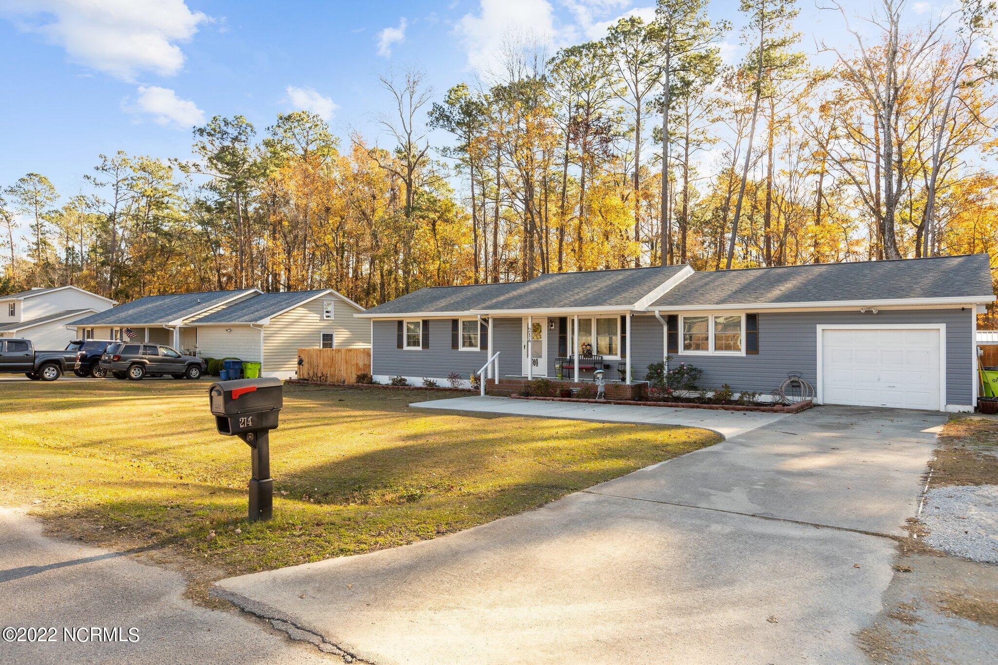 214 Manchester Road Havelock, NC 28532 - Photo 4 of 54 4-web-or-mls-2I3A0005