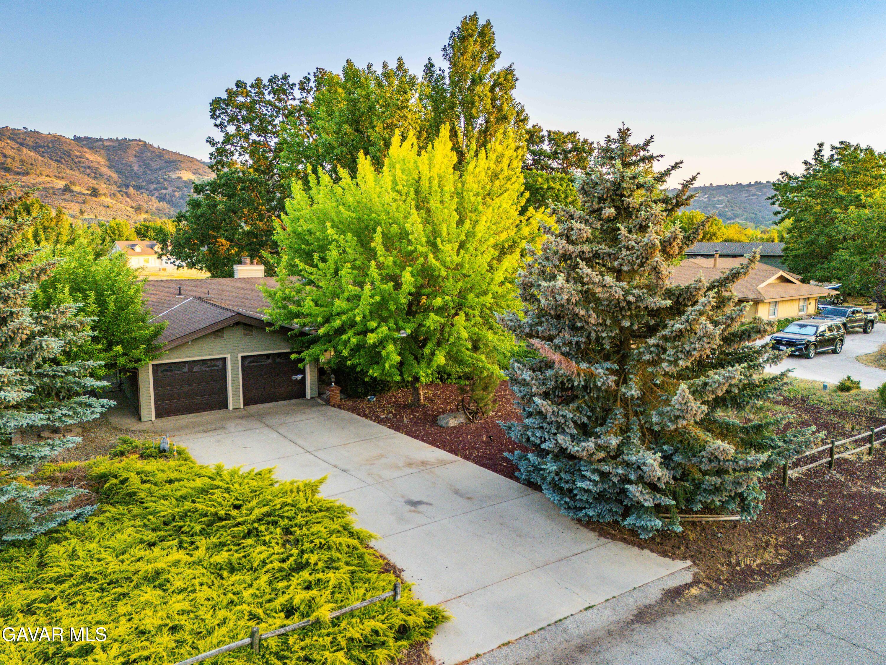 24050 Basin Harbor Court Tehachapi, CA 93561 - Photo 51 of 55 a view of a backyard with plants and a garden