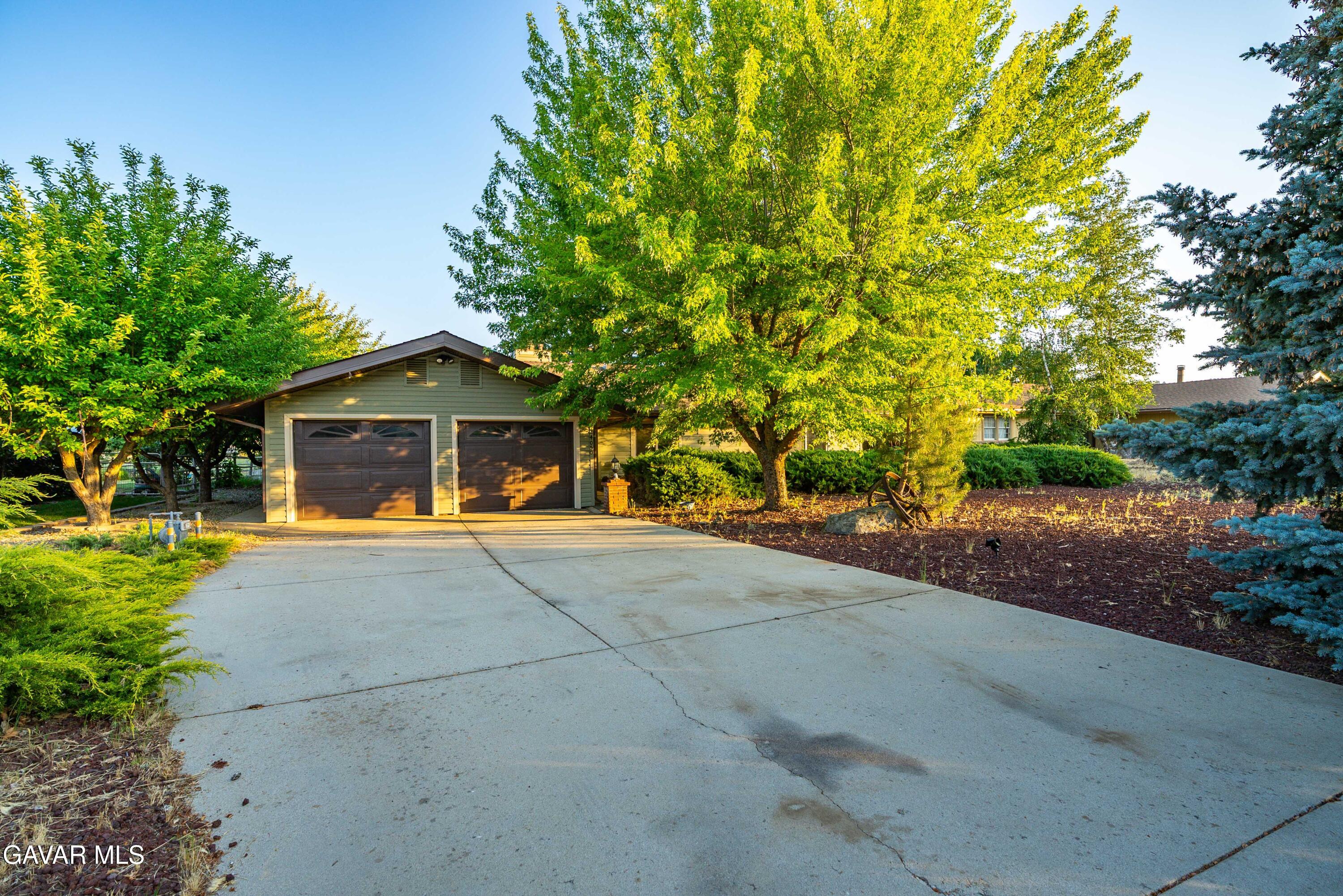 24050 Basin Harbor Court Tehachapi, CA 93561 - Photo 54 of 55 a front view of a house with a garden