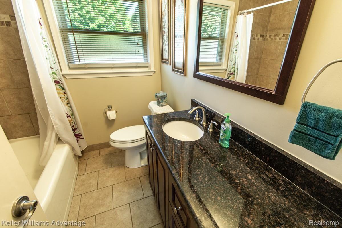 18791 Norwich Road Livonia, MI 48152 - Photo 13 of 19 18791 Norwich-Full Bath.jpg