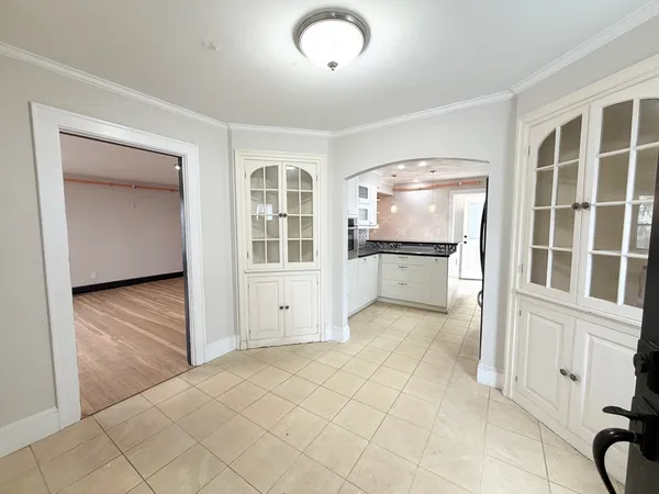 an empty room with windows and pillars in it