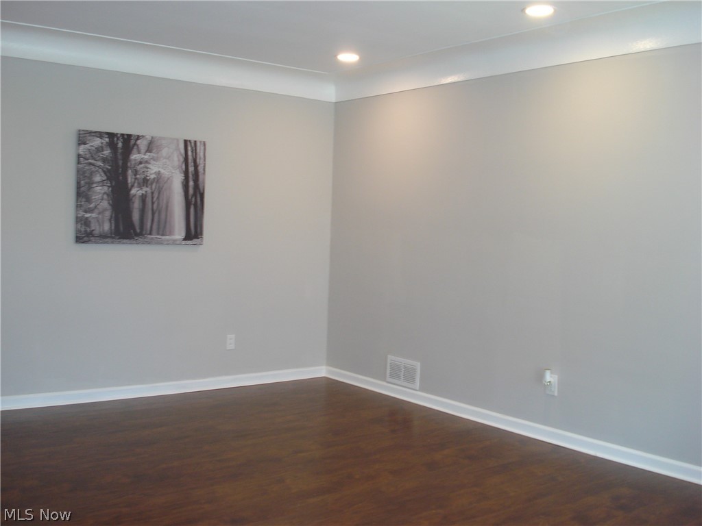 4021 Stonehaven Road Cleveland, OH 44121 - Photo 3 of 31