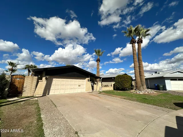 a street sign on the side of a building