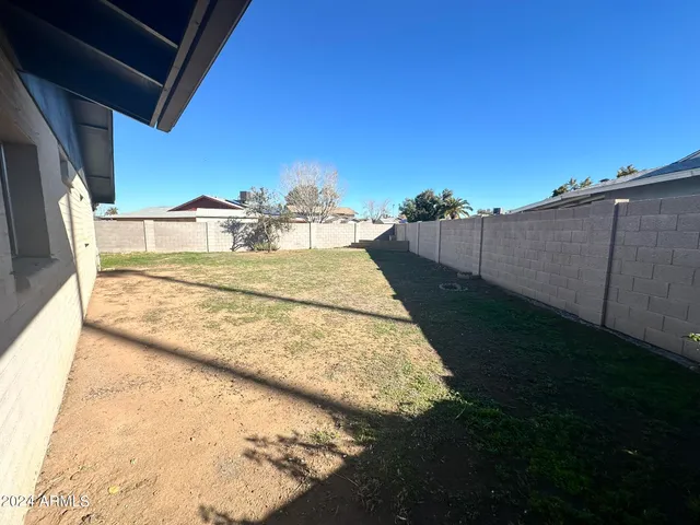 a view of a backyard