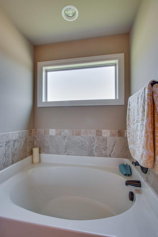 11 Remington Road Lebanon, TN 37090 - Photo 18 of 29 a bathroom with a bathtub