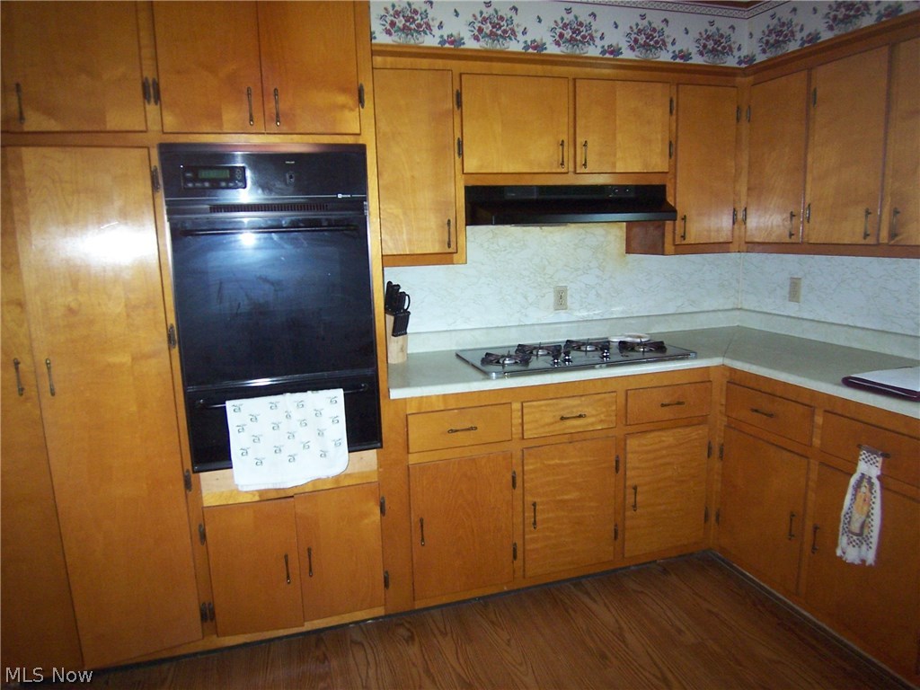 2560 Robinhood Road Washington, WV 26181 - Photo 3 of 35 Free gas cook top and oven. Kitchen is approx. 15 x 14