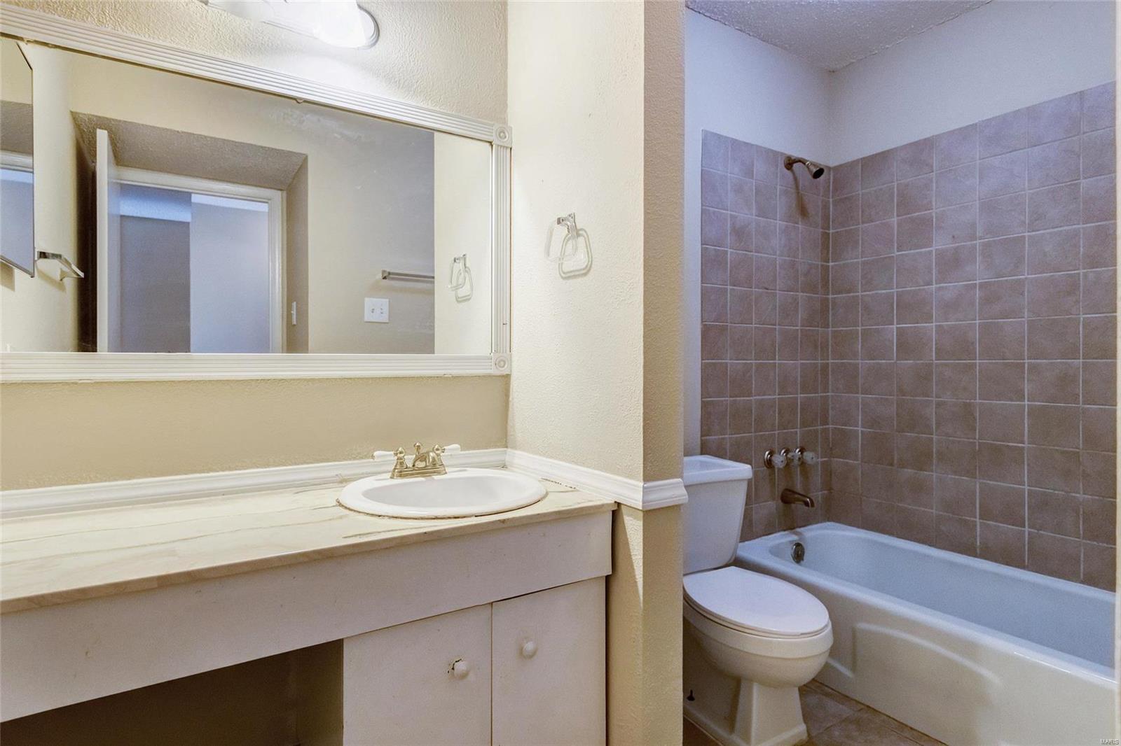 1210 Wicklow Road, Unit F Ballwin, MO 63021 - Photo 18 of 25 Gallery Image 18