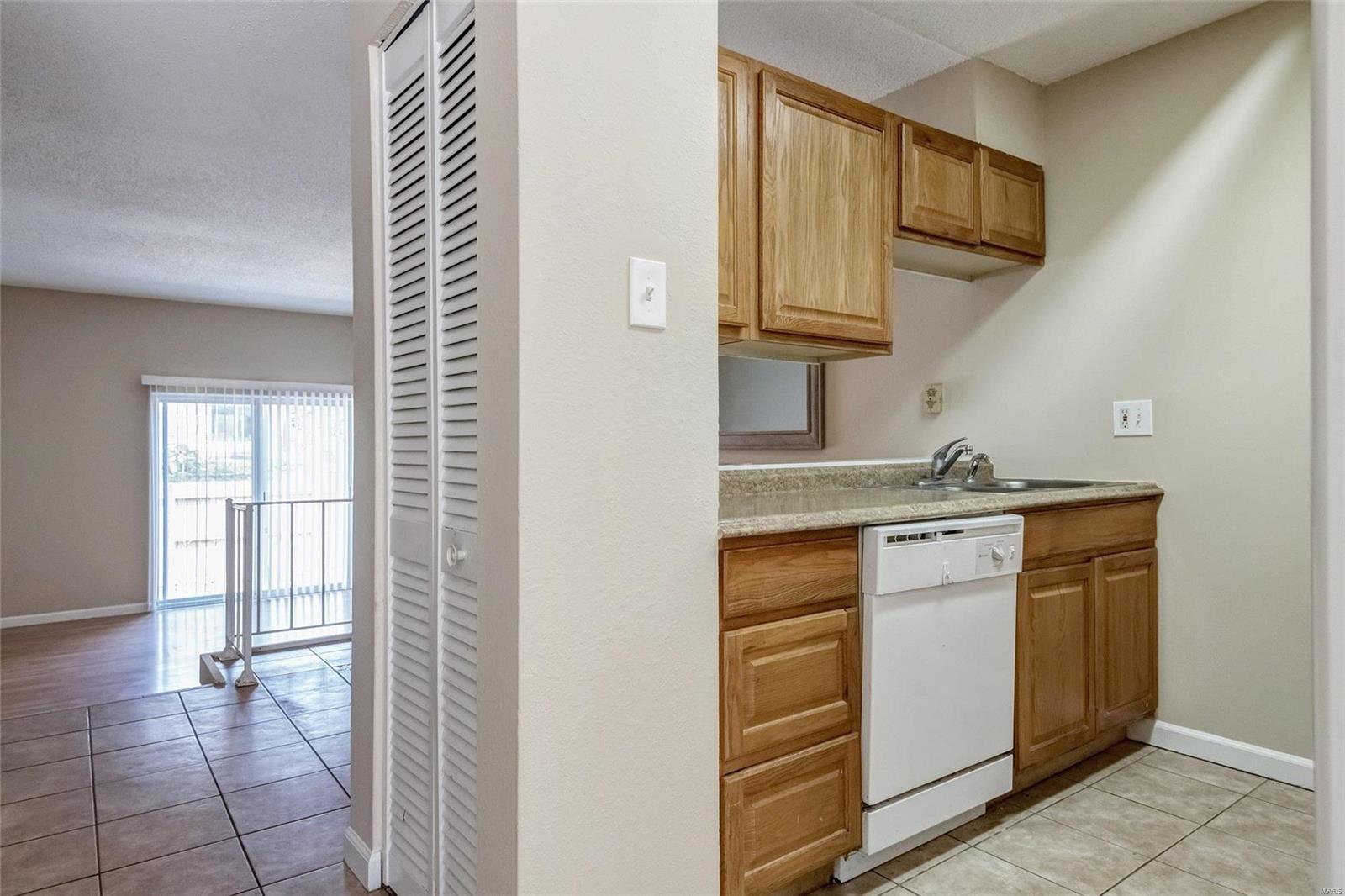 1210 Wicklow Road, Unit F Ballwin, MO 63021 - Photo 5 of 25 Gallery Image 5