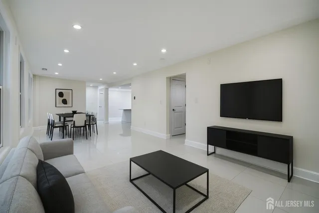 $1,299,000 | 8 Stephenville Parkway, Edison, NJ 08820