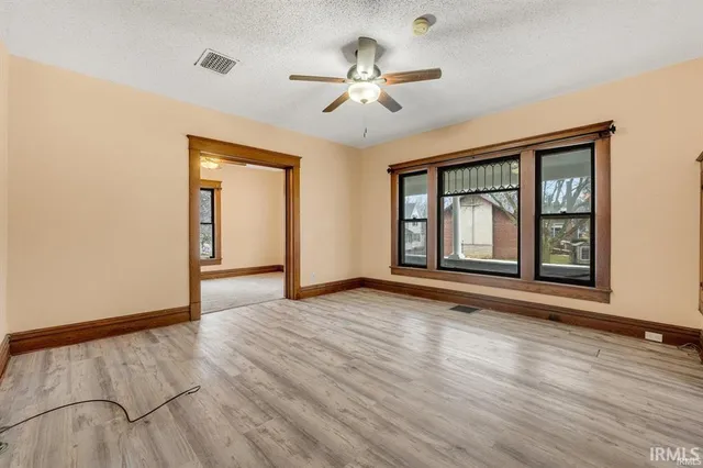 $189,900 | 301 East Mitchell Street, Kendallville, IN 46755