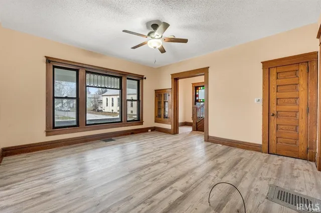 $189,900 | 301 East Mitchell Street, Kendallville, IN 46755