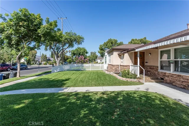 a view of a house with a yard